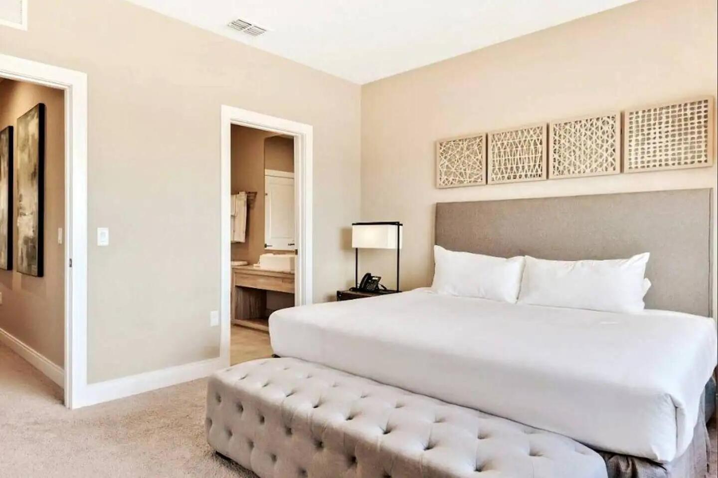 Beautiful Home W 3 En Suites & Breathtaking View Holiday home