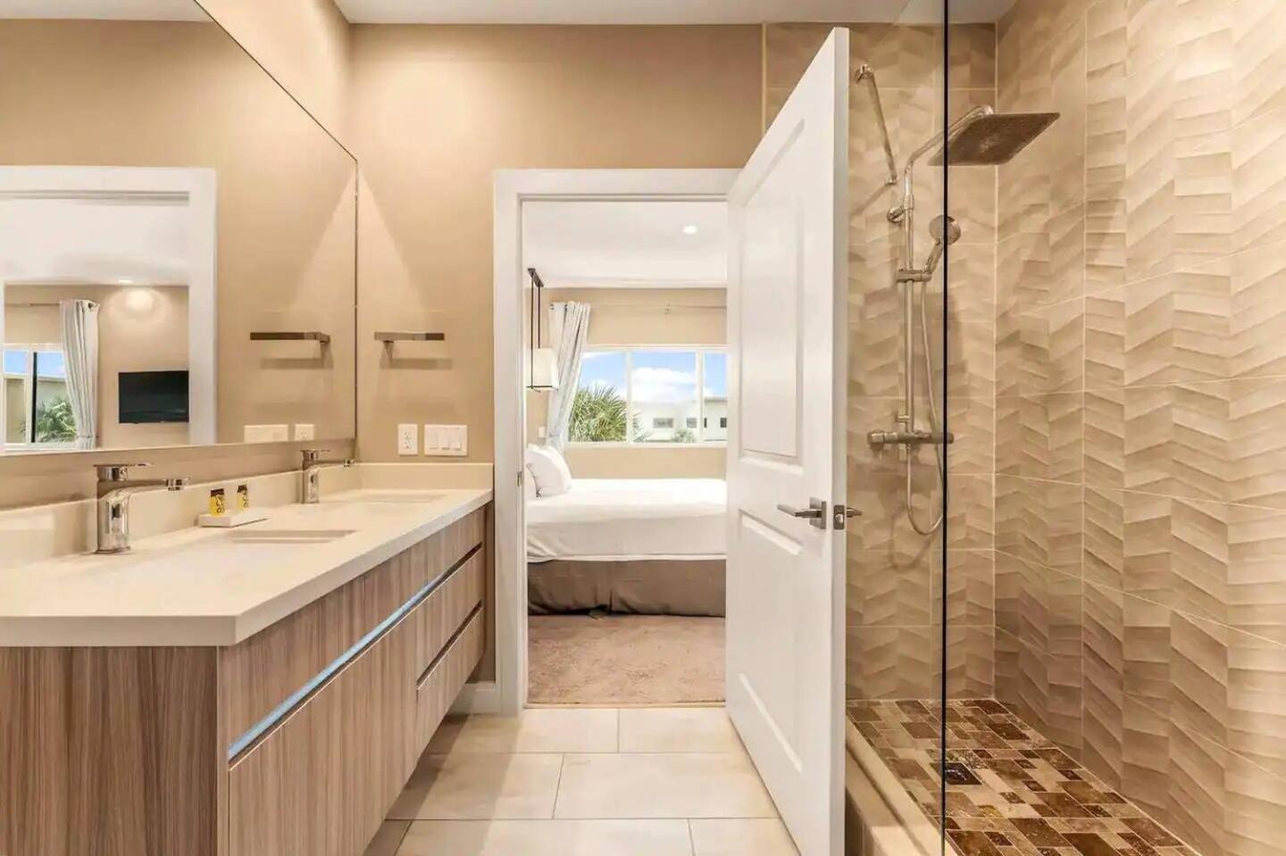 Beautiful Home W 3 En Suites & Breathtaking View Holiday home